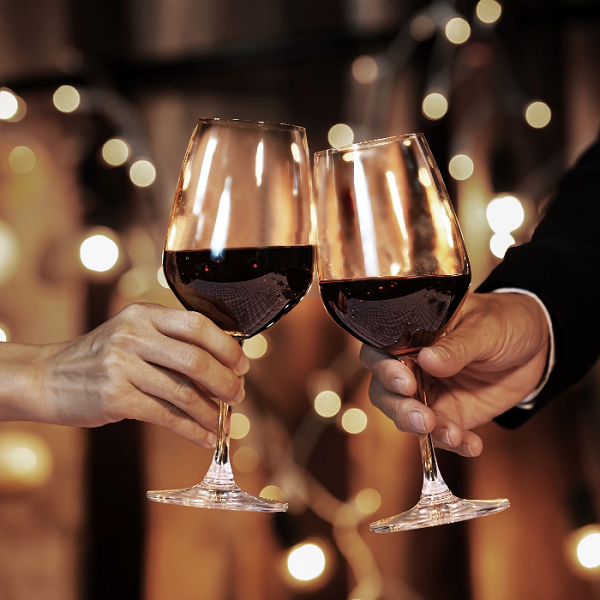 Anstoßen mit Rotwein