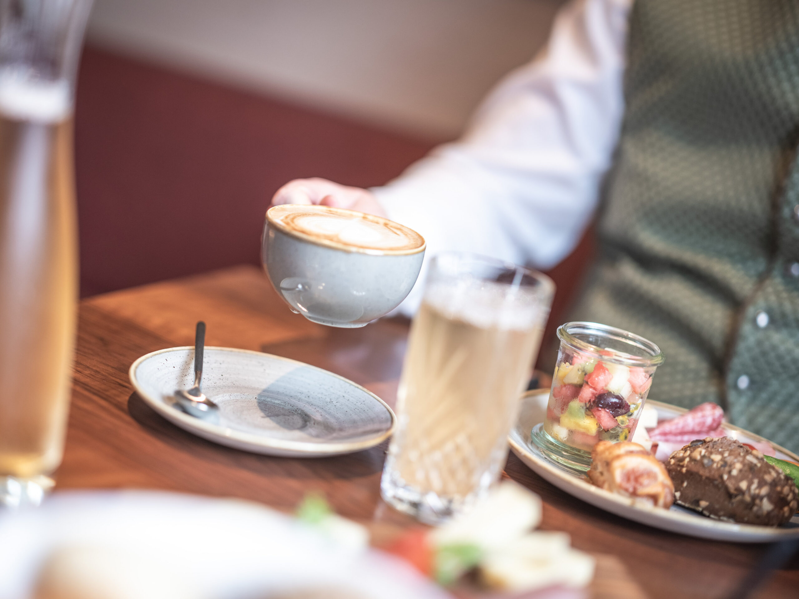 Frühstücksteller auf Tisch mit Cappuccino im Dorfhus Gupf Rehetobel