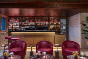Beleuchtete Bar im Dorfhus Gupf Rehetobel